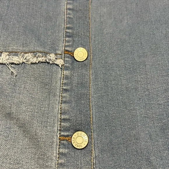 Women’s Patched Denim Button Down Shirt - Picture 4 of 10